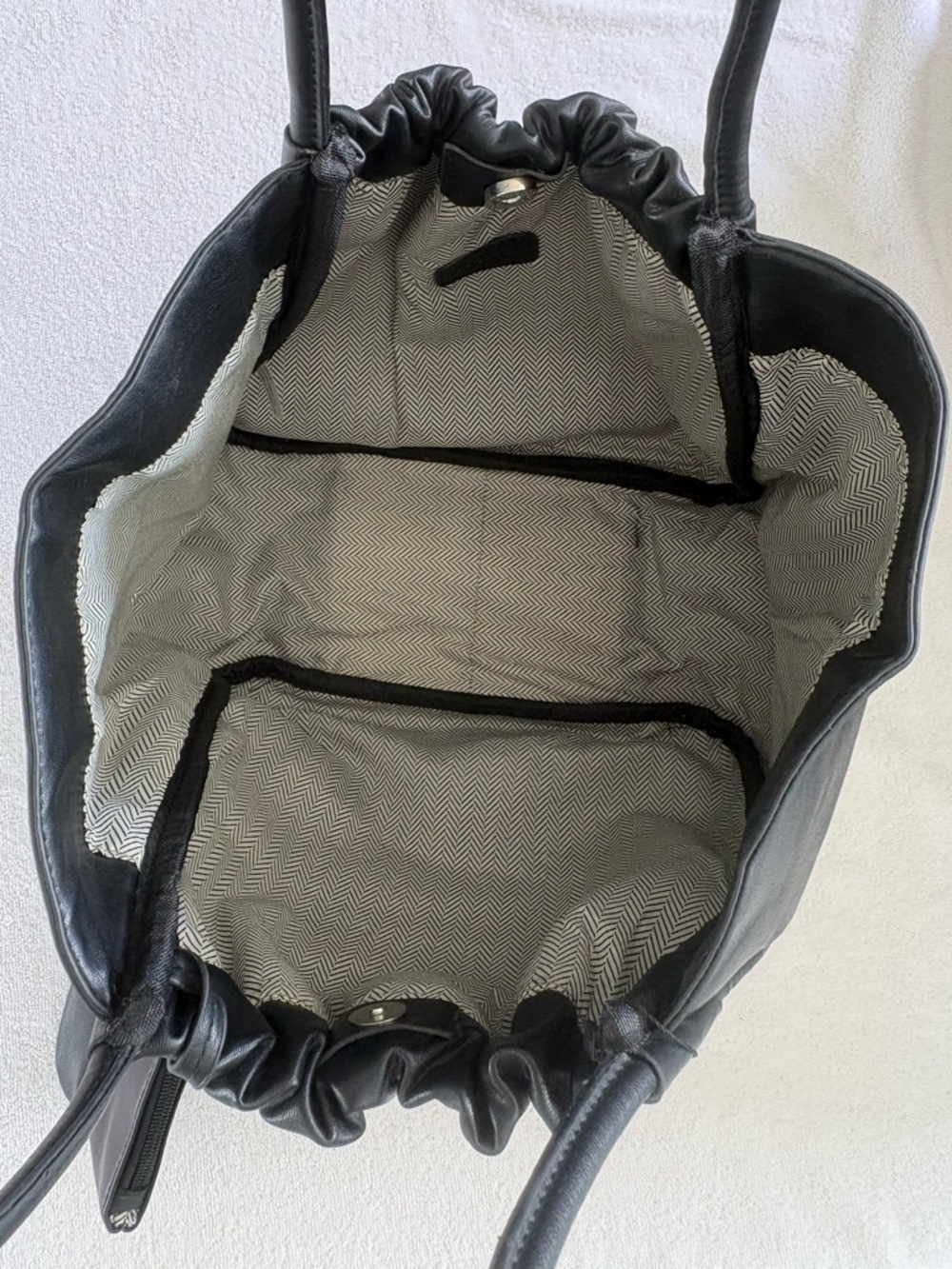 XOXO Black Vegan Leather Tote NWT Shoulder Bag w/ Detachable Pouch - Picture 6 of 11